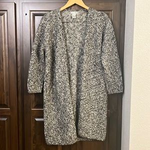 Black and white variegated pattern acrylic and wool combination cardigan medium